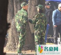 周冬雨张一山革命情谊深厚 穿迷彩勾肩搭背热聊不断