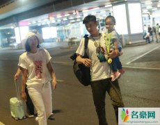 周一围带女儿现身 周一围朱丹带女儿机场十分恩爱打破不合传闻
