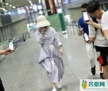 赵丽颖产后现身 赵丽颖产后照片曝光双手幸福肥粉丝喊话快营业吧