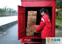 女快递员遭恶意投诉下跪 揭露女快递员下跪求原谅始末过程