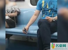 地铁偷拍女乘客 西安猥琐男偷拍裙底视频曝光网友直呼太变态