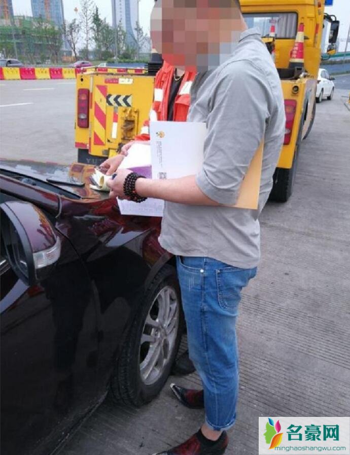 宁波男子穿高跟鞋开车