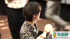 鹿晗路演被扔衣服 依然温柔的笑着摆手被赞脾气太好