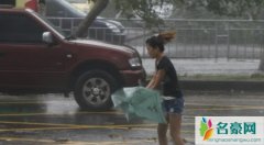 台风专用记者 气象主播脸被台风吹变形记者小哥哥太难了