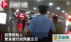 女孩被陌生男亲醒 揭露女孩因太漂亮被猥琐男列车狂吻简直太变态