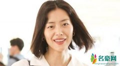 刘雯解约后首现身 赔付天价违约金依旧笑脸现身太心酸