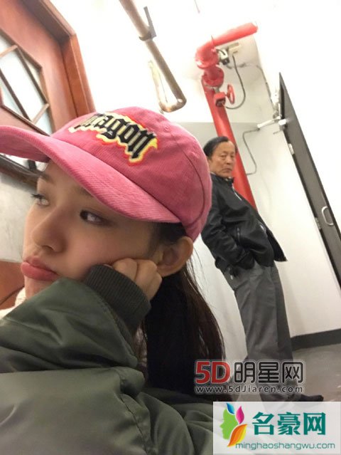 林允被跟踪微博无奈发文 林允爸爸看望女儿被跟踪