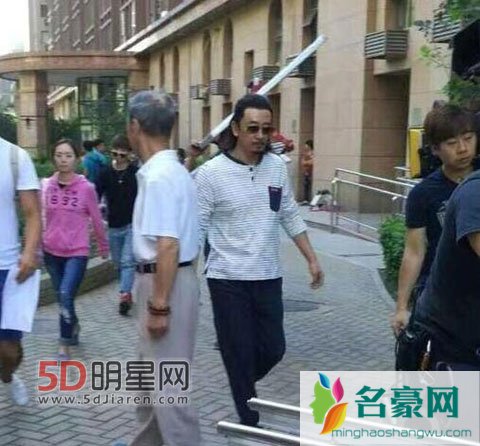 黄海波低调复出拍戏 与妻子孩子北京游玩