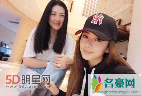 郑凯90后女友现身 程晓玥和妈妈如姐妹