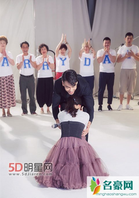 陈紫函工作室发布求婚照片 戴向宇陈紫函夫妇低调浪漫