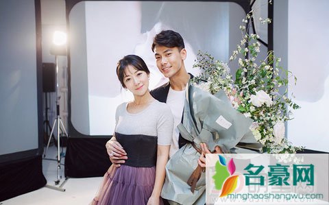 陈紫函工作室发布求婚照片 戴向宇陈紫函夫妇低调浪漫