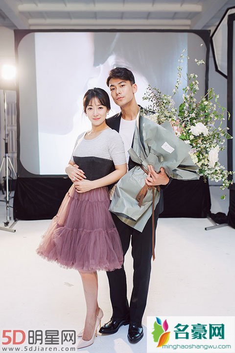 陈紫函工作室发布求婚照片 戴向宇陈紫函夫妇低调浪漫