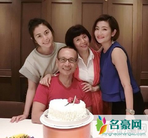 Selina与父亲联手拍摄广告 从小军事化教育如今很骄傲