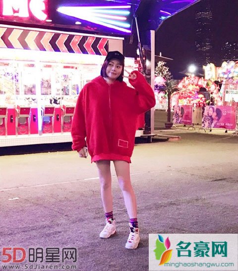 香港歌手岑日珈微博晒名包 多次被质疑受富商老板宠爱