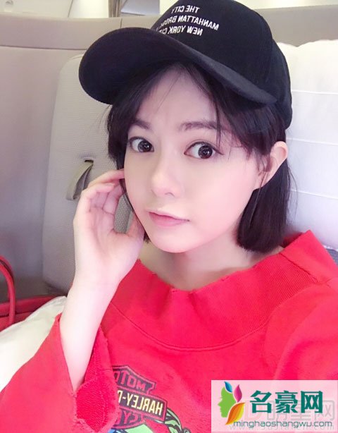 香港歌手岑日珈微博晒名包 多次被质疑受富商老板宠爱