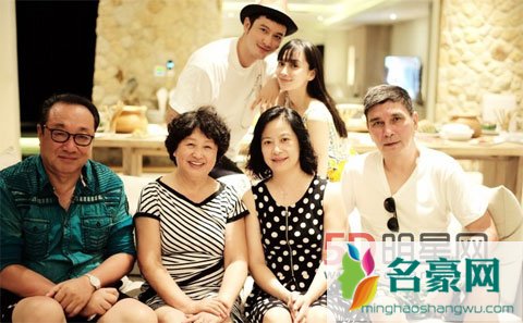 黄晓明入学商学院和学员自拍 黄晓明再次投资新兴行业