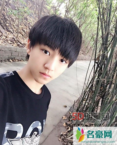 TFBOYS王俊凯微博女装照流出 TFBOYS王俊凯霸气凯美女上线