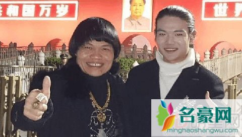 八两金带儿子闯娱乐圈 儿子帅气不随爹