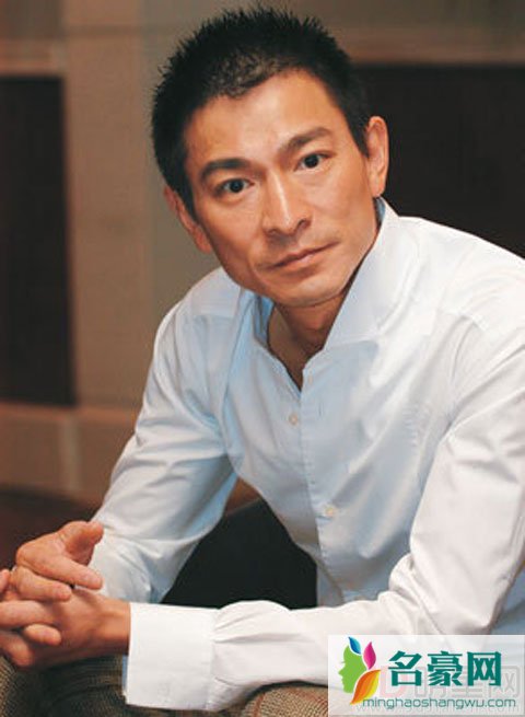 刘德华情人节医院发糖 粉丝打气喊等华仔