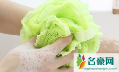 搓澡太用力会使皮肤出现小出血点吗 搓澡巾会把皮肤搓坏吗