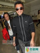 谢霆锋机场心情大好与粉丝合照 自己不会去王菲演唱会门票已卖光