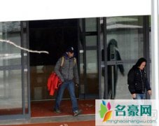 谢霆锋现身机场心情好 回应王菲演唱会自己不出现