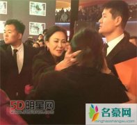 刘嘉玲粉丝被保镖不慎推到 刘嘉玲上前温柔扶起