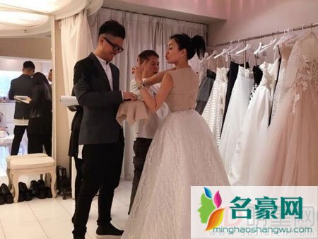 钟丽缇携女儿挑选婚纱 张伦硕忙于工作未现身