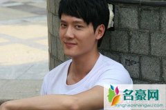 冯绍峰女扮男装 深V露背太辣眼睛