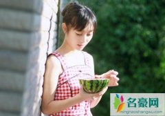 分手后女人放不下的表现，这几个表现说明她还没有忘记