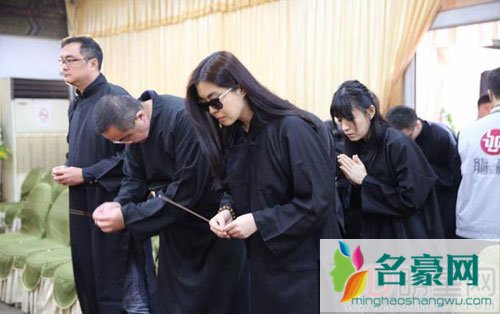 王祖贤出席父亲葬礼 表情沉痛哀伤