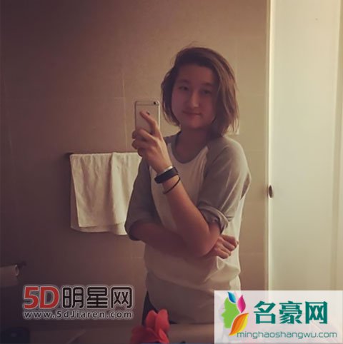 成龙不认小龙女竟是为这般 房祖名很疼妹妹