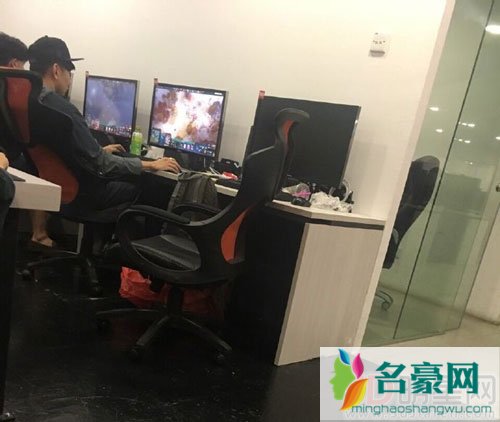 林俊杰现身网吧被认出 被网友调侃网瘾少年