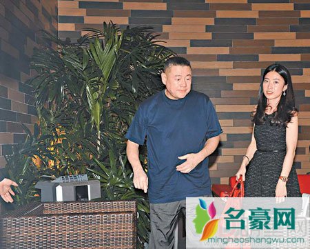 刘銮雄疑将举办婚礼 甘比开心晒婚鞋预告