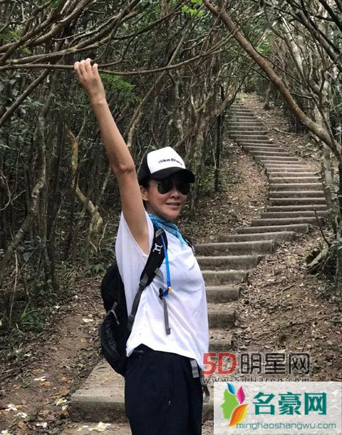 刘嘉玲微博晒登山照 刘嘉玲微博发照引网友纷纷点赞