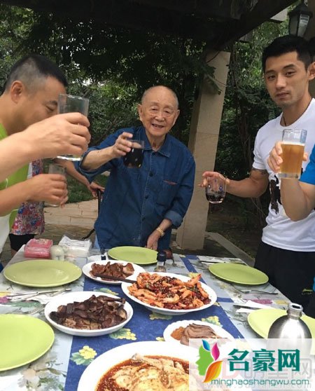 刘国梁晒与弟子拜访黄永玉照片 和年轻人分享智慧