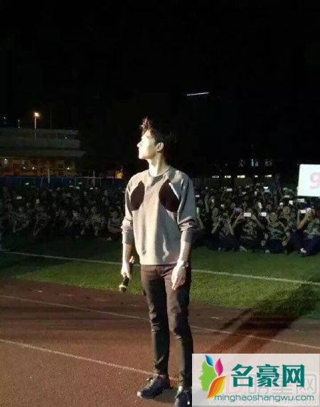 杨洋空降武汉高校 和学生军训互动引尖叫