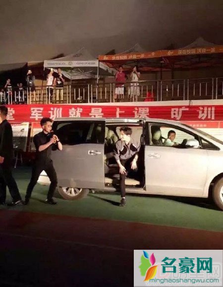杨洋空降武汉高校 和学生军训互动引尖叫