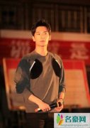 杨洋空降武汉高校 和学生军训互动引尖叫