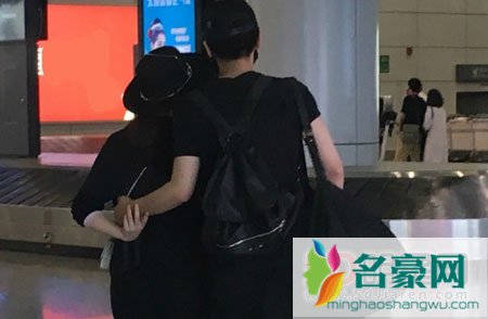 陈晓陈妍希夫妇甜蜜现身 机场全程护娇妻