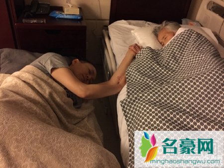 宋丹丹母亲凌晨去世 母女牵手走过生命最后一程