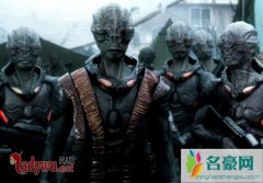 分析为什么外星人躲着人类，外星人就隐藏在人类中间