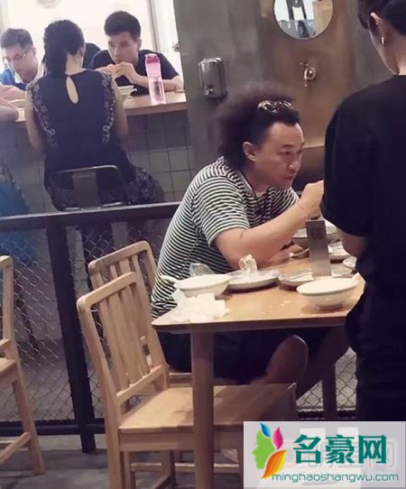 陈奕迅携家人游上海 爆炸头成蜜汁亮点