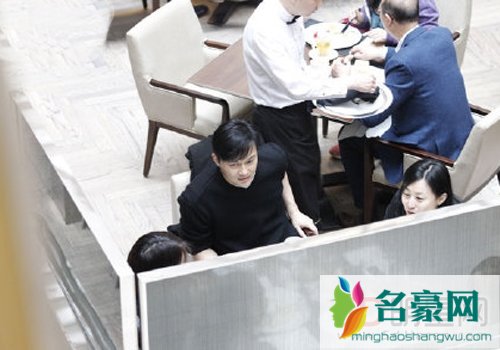 袁咏仪蔡一智夫妇共饮下午茶　Chilam全程无精打采