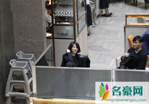袁咏仪蔡一智夫妇共饮下午茶　Chilam全程无精打采