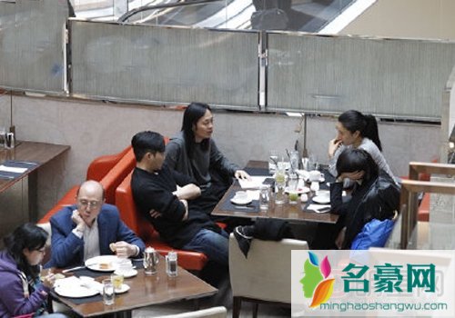 袁咏仪蔡一智夫妇共饮下午茶　Chilam全程无精打采