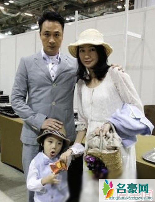 吴镇宇与妻子王丽萍及儿子费曼照片