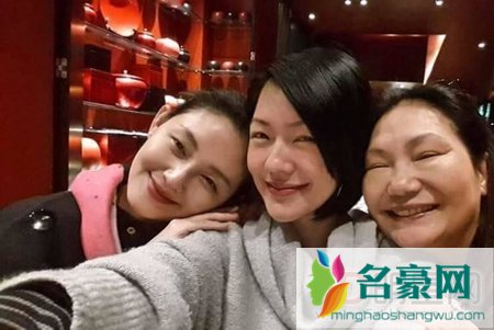 徐妈妈带外孙女外出 大小S四个女儿关系亲密