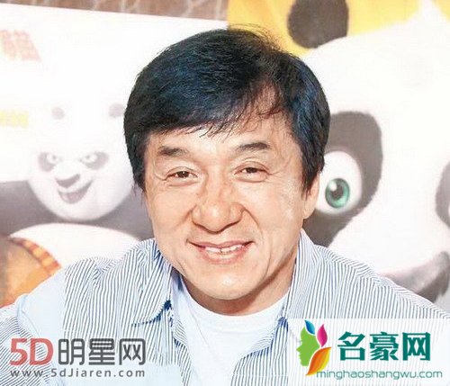 成龙为粉丝坚持拍戏 成龙谈吴亦凡发展