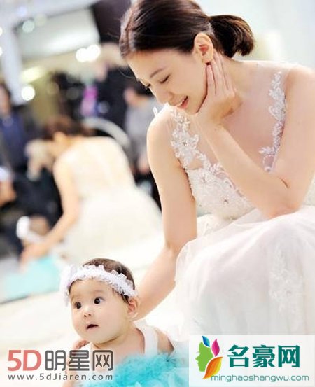 贾静雯带女儿拍亲子婚纱照 妈妈女儿一样美